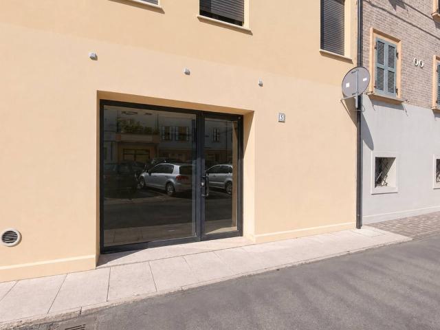 Negozio in affitto a Mirandola