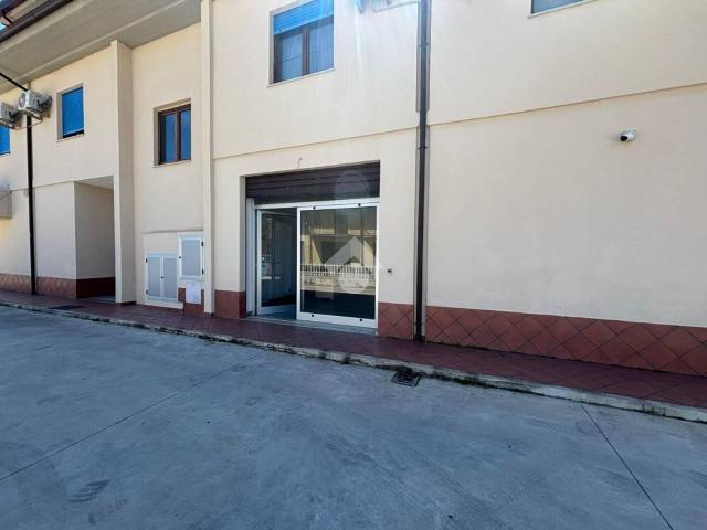 Negozio in affitto a Montalto Uffugo
