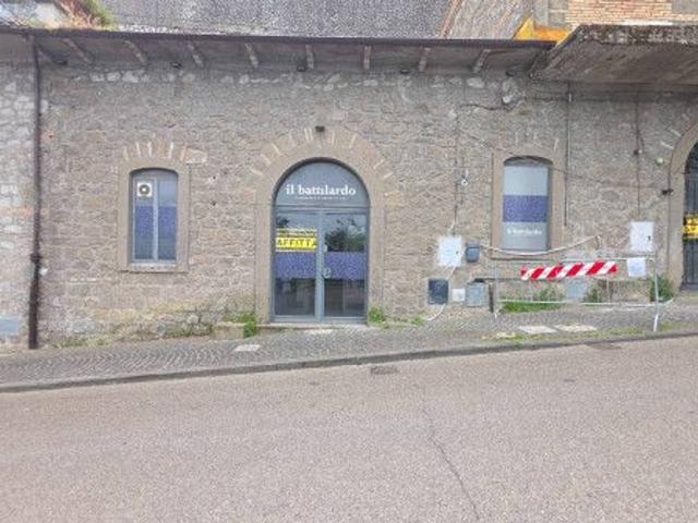 Negozio in affitto a Montefiascone
