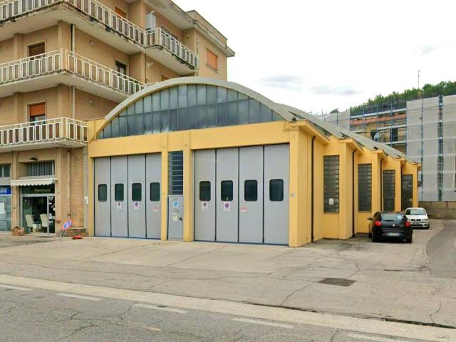 Negozio in affitto a Montorio Al Vomano