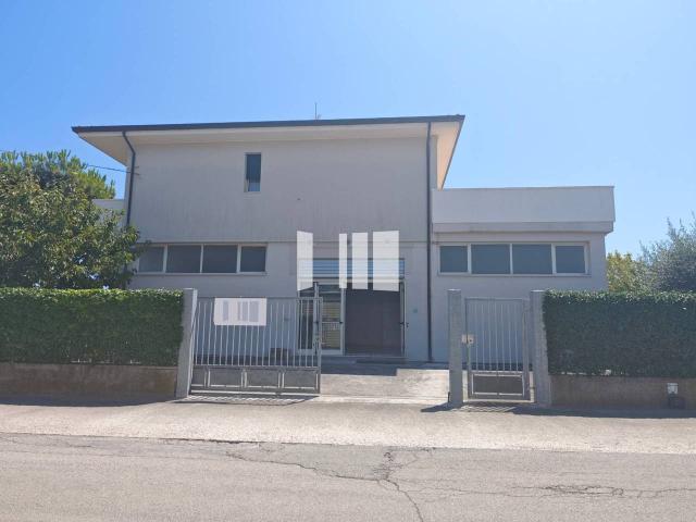 Negozio in affitto a Mosciano Sant'Angelo