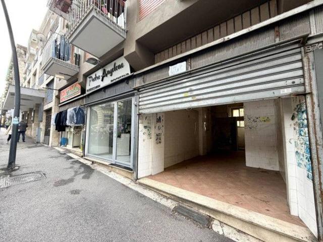 Negozio in affitto a Napoli