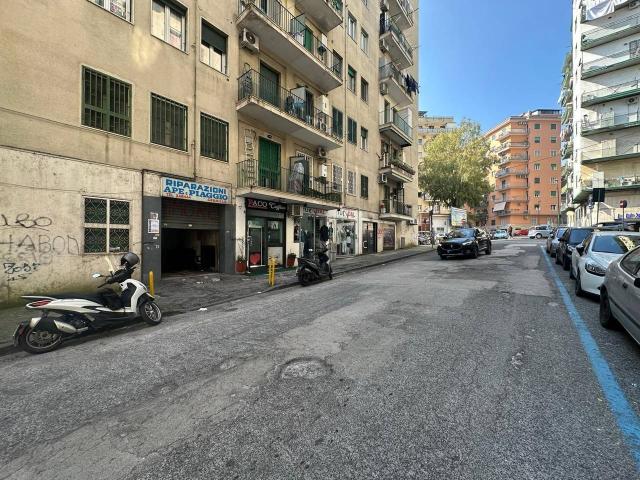 Negozio in affitto a Napoli
