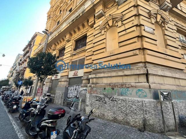 Negozio in affitto a Napoli