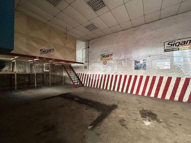 Negozio in affitto a Napoli