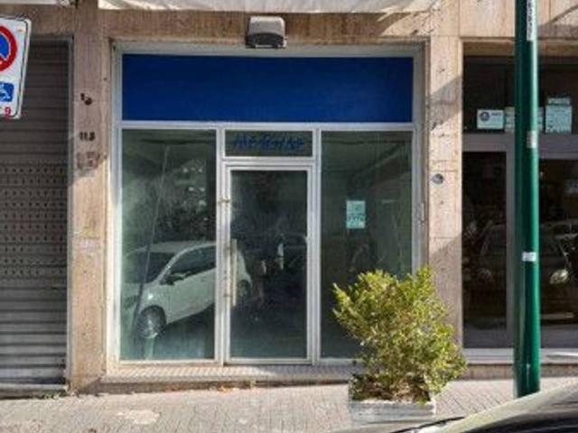 Negozio in affitto a Napoli