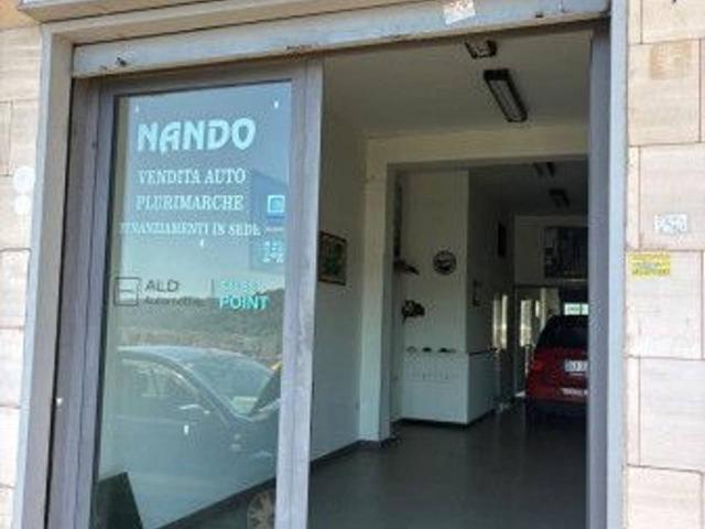 Negozio in affitto a Napoli