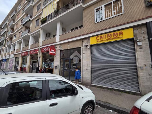 Negozio in affitto a Napoli
