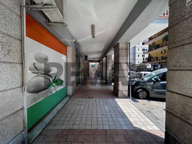 Negozio in affitto a Napoli