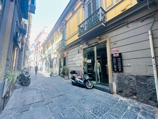 Negozio in affitto a Napoli