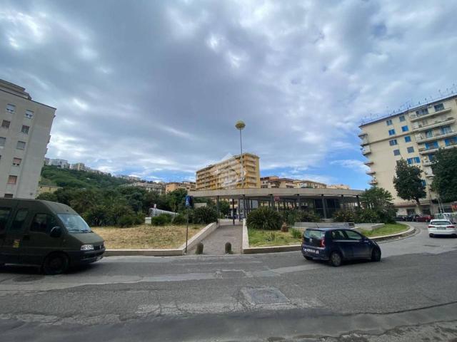 Negozio in affitto a Napoli