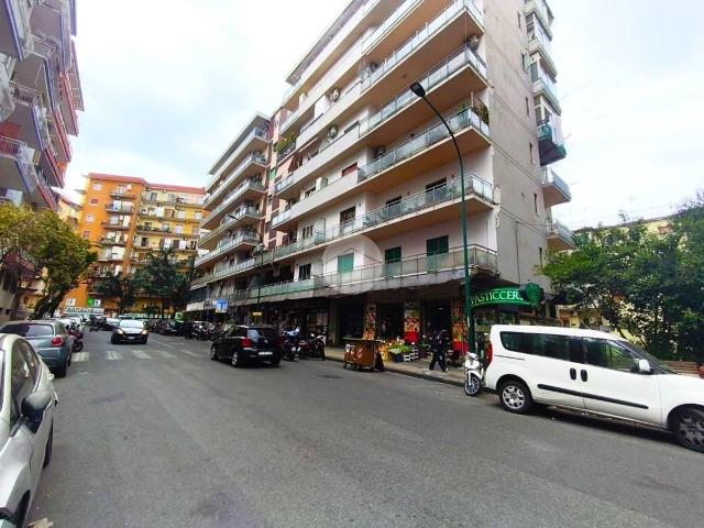 Negozio in affitto a Napoli