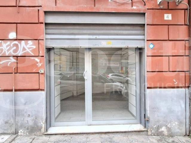Negozio in affitto a Napoli