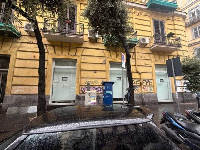 Negozio in affitto a Napoli