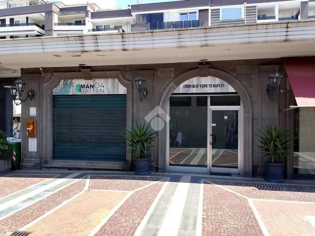 Negozio in affitto a Napoli