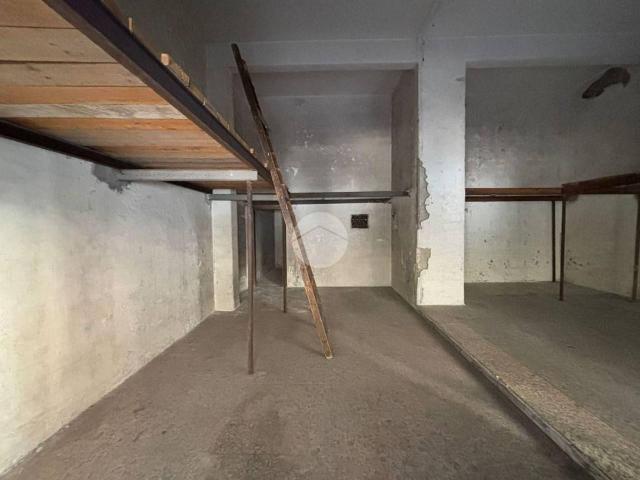 Negozio in affitto a Napoli