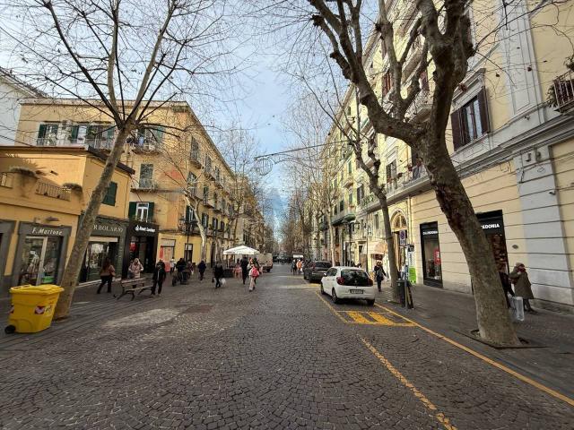 Negozio in affitto a Napoli