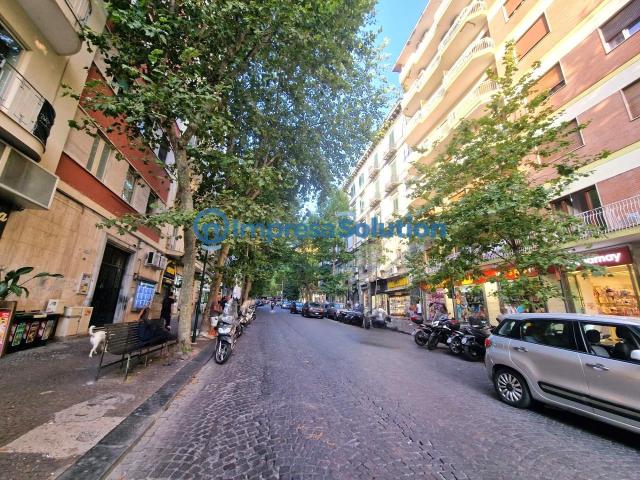 Negozio in affitto a Napoli