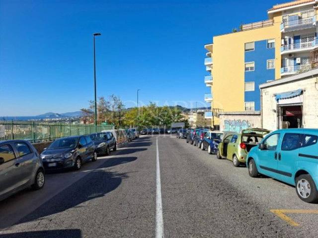 Negozio in affitto a Napoli