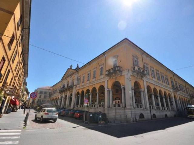 Negozio in affitto a Novara
