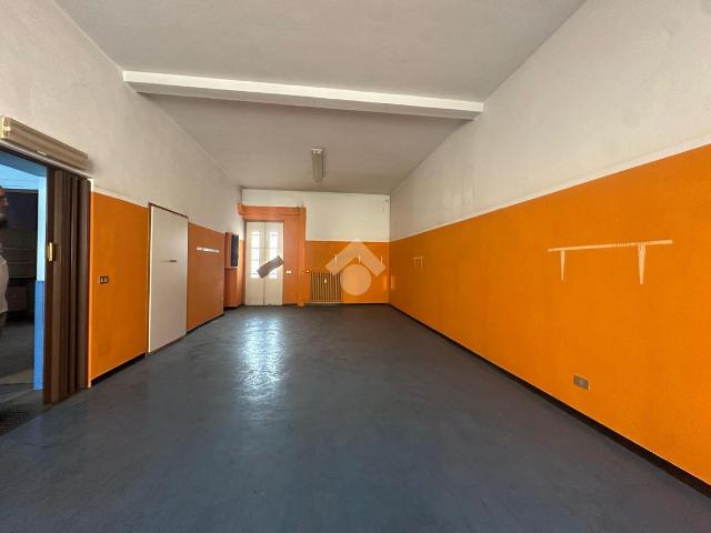 Negozio in affitto a Novara