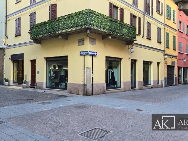 Negozio in affitto a Novara
