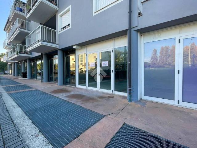 Negozio in affitto a Padenghe Sul Garda