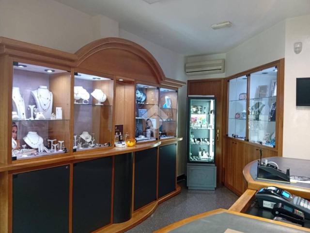 Negozio in affitto a Parma
