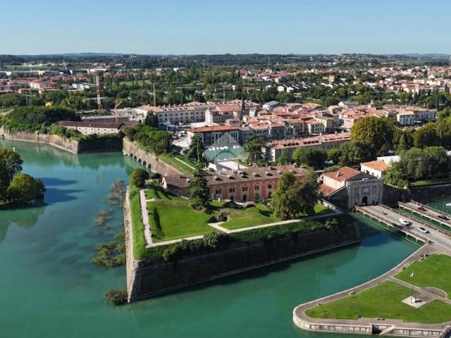 Negozio in affitto a Peschiera Del Garda
