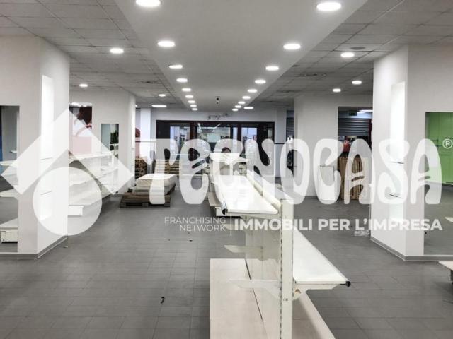 Negozio in affitto a Pomezia