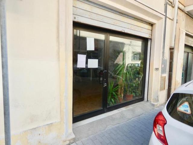 Negozio in affitto a Pontedera 68 mq Rif: 992861