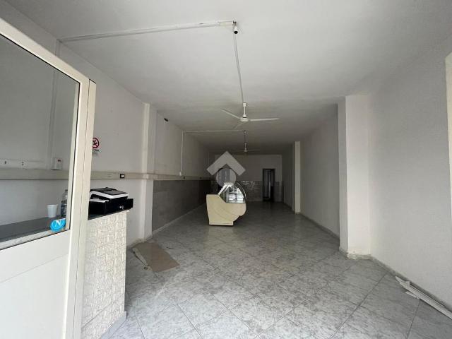Negozio in affitto a Pozzuoli