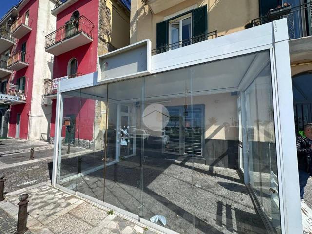 Negozio in affitto a Pozzuoli