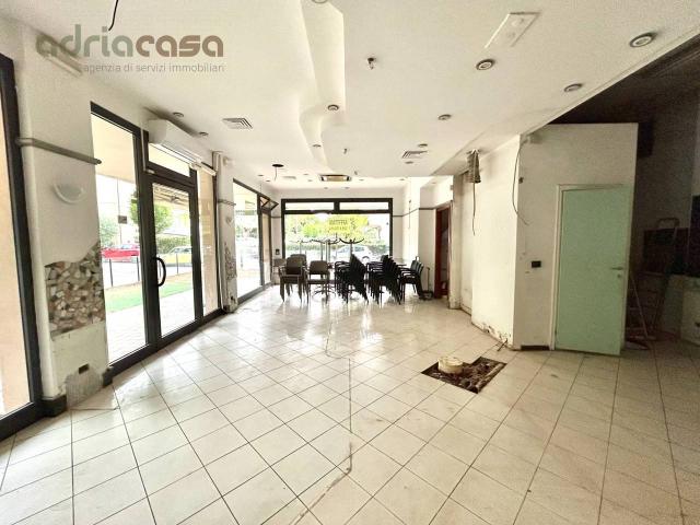 Negozio in affitto a Riccione