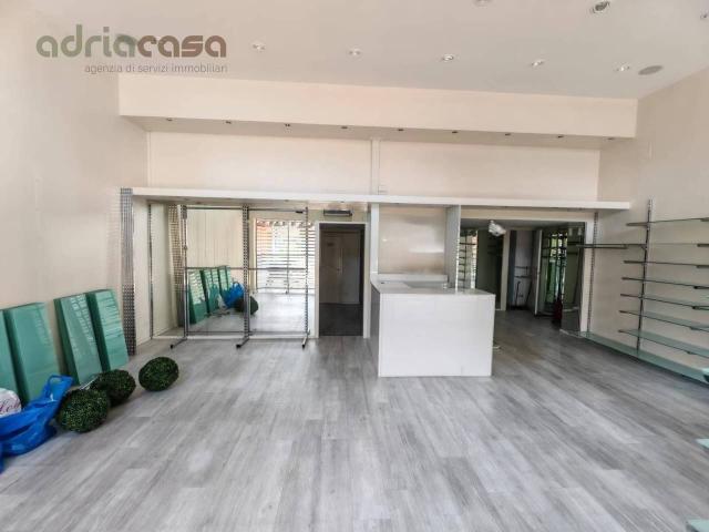 Negozio in affitto a Riccione