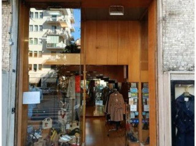 Negozio in affitto a Roma