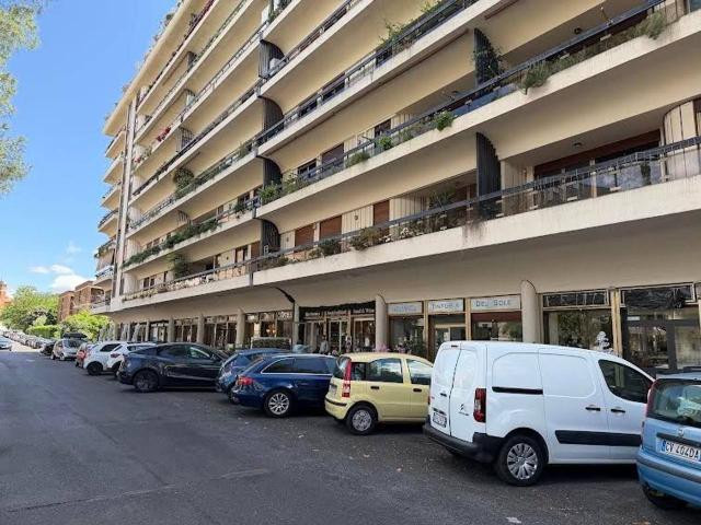 Negozio in affitto a Roma