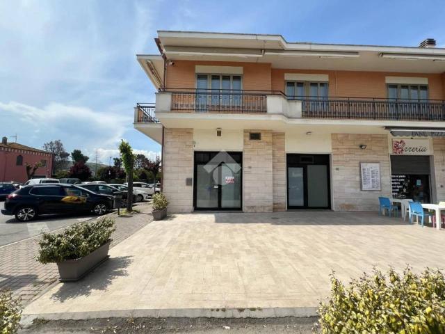 Negozio in affitto a Roseto Degli Abruzzi