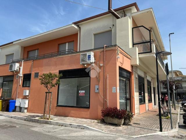 Negozio in affitto a Roseto Degli Abruzzi