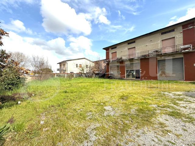 Negozio in affitto a Santa Maria a Monte