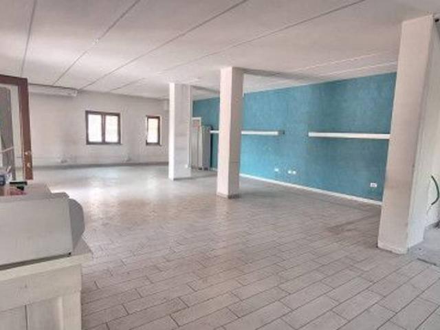 Negozio in affitto a Santa Maria La Carita'