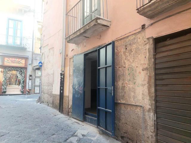 Negozio in affitto a Salerno