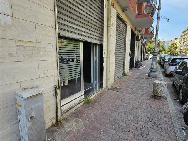 Negozio in affitto a Salerno