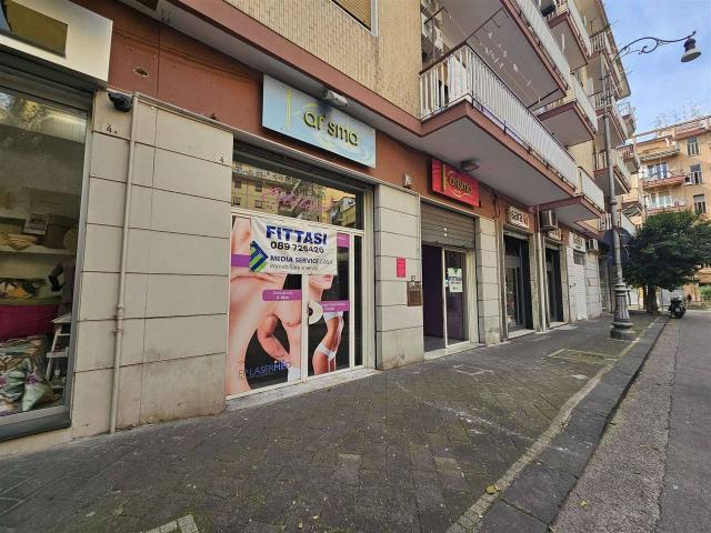 Negozio in affitto a Salerno