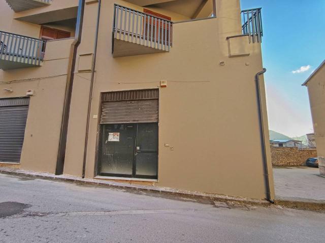 Negozio in affitto a Solofra