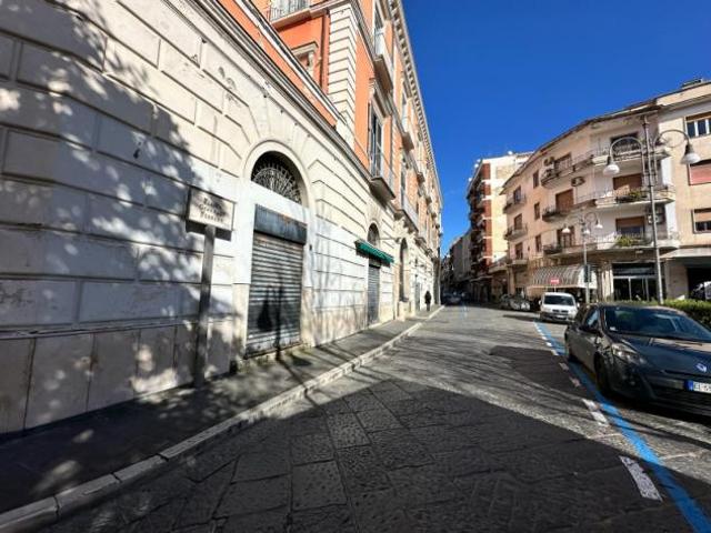 Negozio in Piazza Generale Ferrara