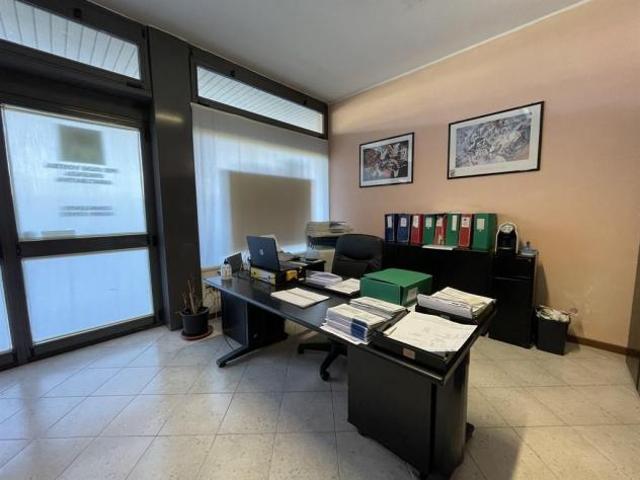 NEGOZIO IN POSIZIONE STRATEGICA FRONTE STRADA