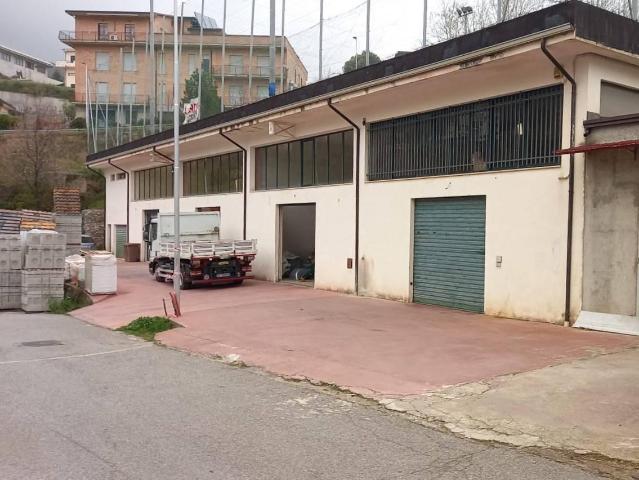 Locale commerciale in vendita a Taverna