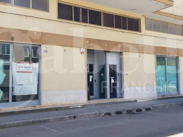 Negozio in vendita a Tricase