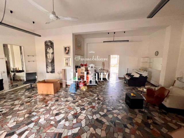 Negozio in vendita a Viareggio